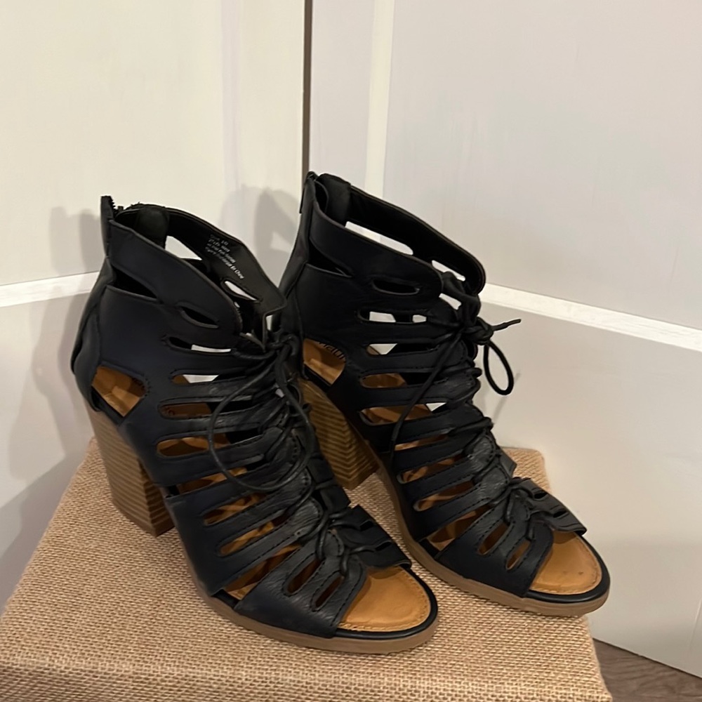 Maurices size 10 Heels Zippered Back